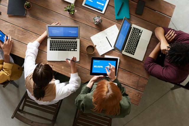 Gruppe arbeitet an Laptops in einem kollaborativen Büro