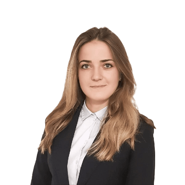Person mit braunen Haaren weissem Hemd und Blazer lächelnd vor weissem Hintergrund