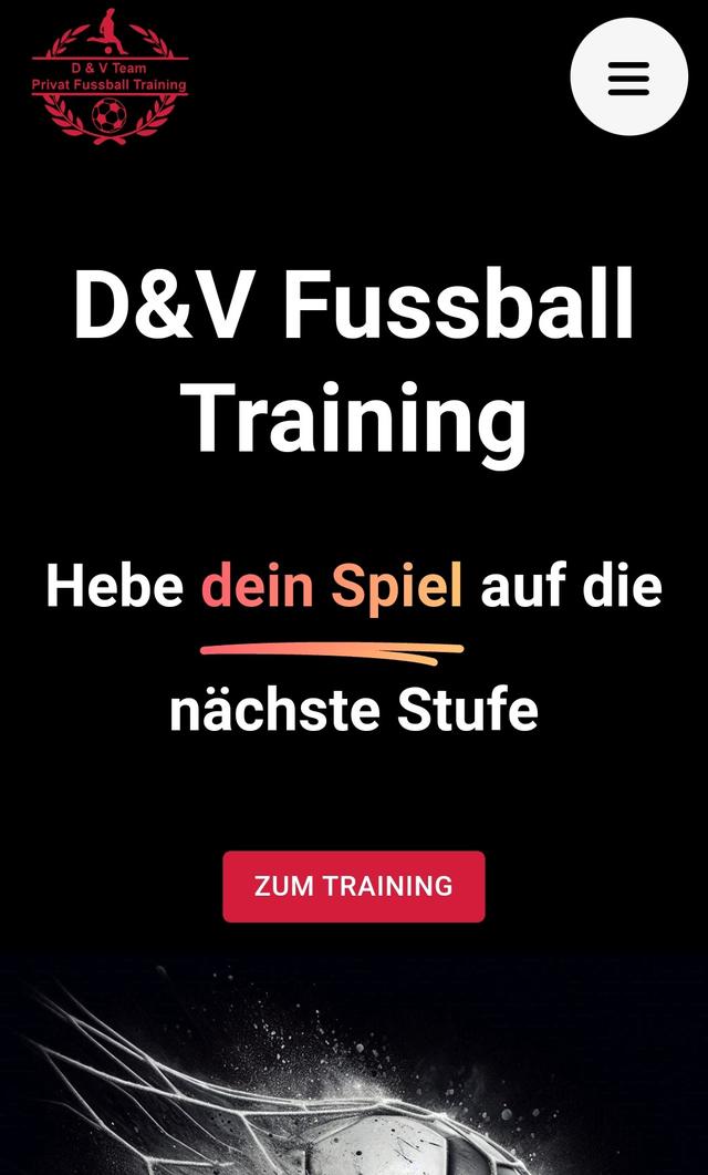 Screenshot von D&V Fussball Training Website Zum Training-Button und Fussballgrafik.