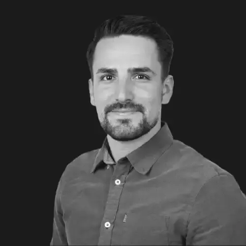 Mann mit Bart vor einfachem Hintergrund Bild in Schwarzweiss