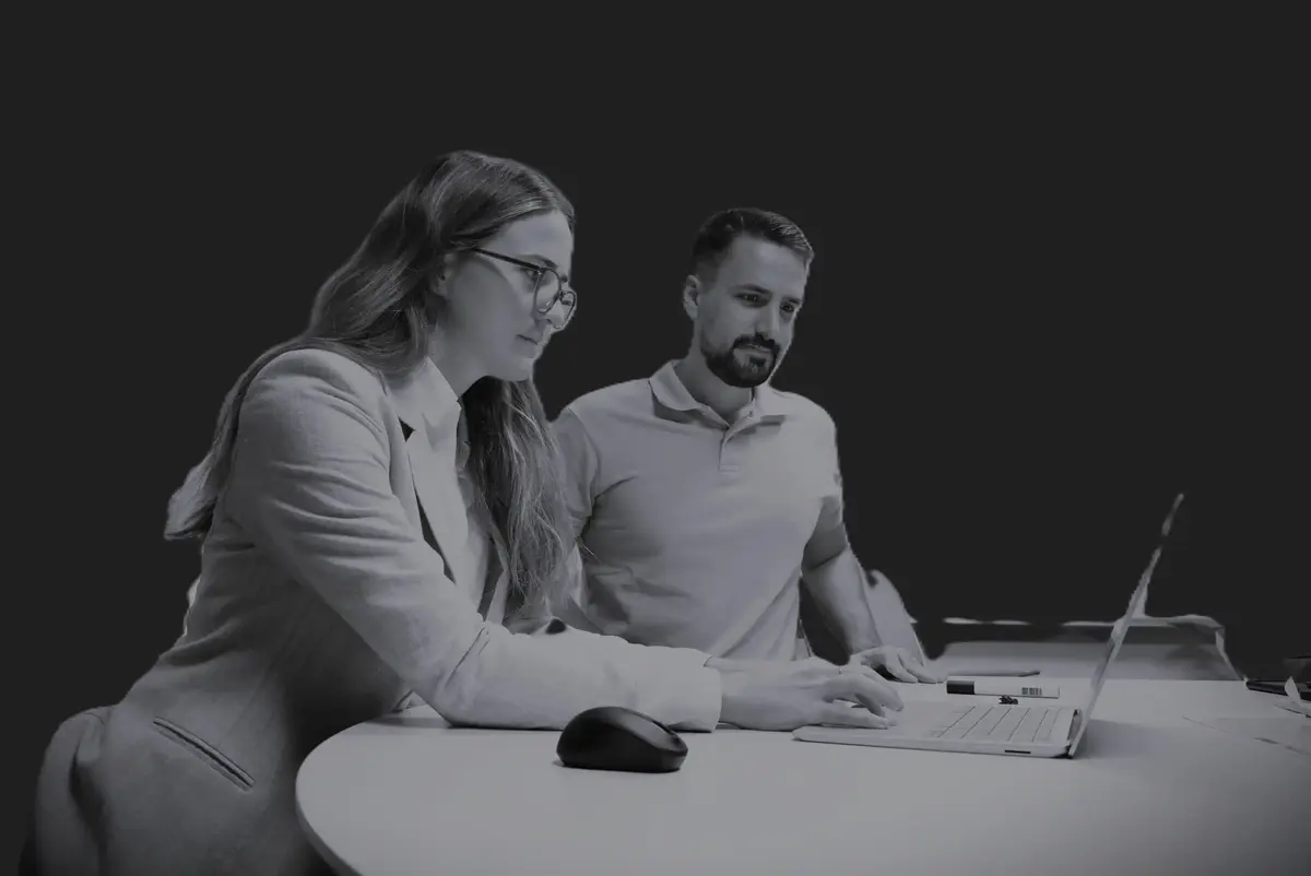 Mann und Frau arbeiten zusammen an einem Schreibtisch in einem modernen Büro